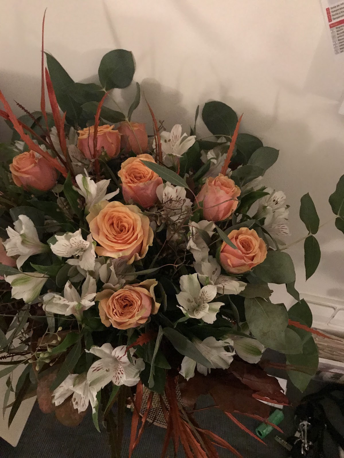 Ramo de rosas melocotón con alstroemeria blanca y eucalipto