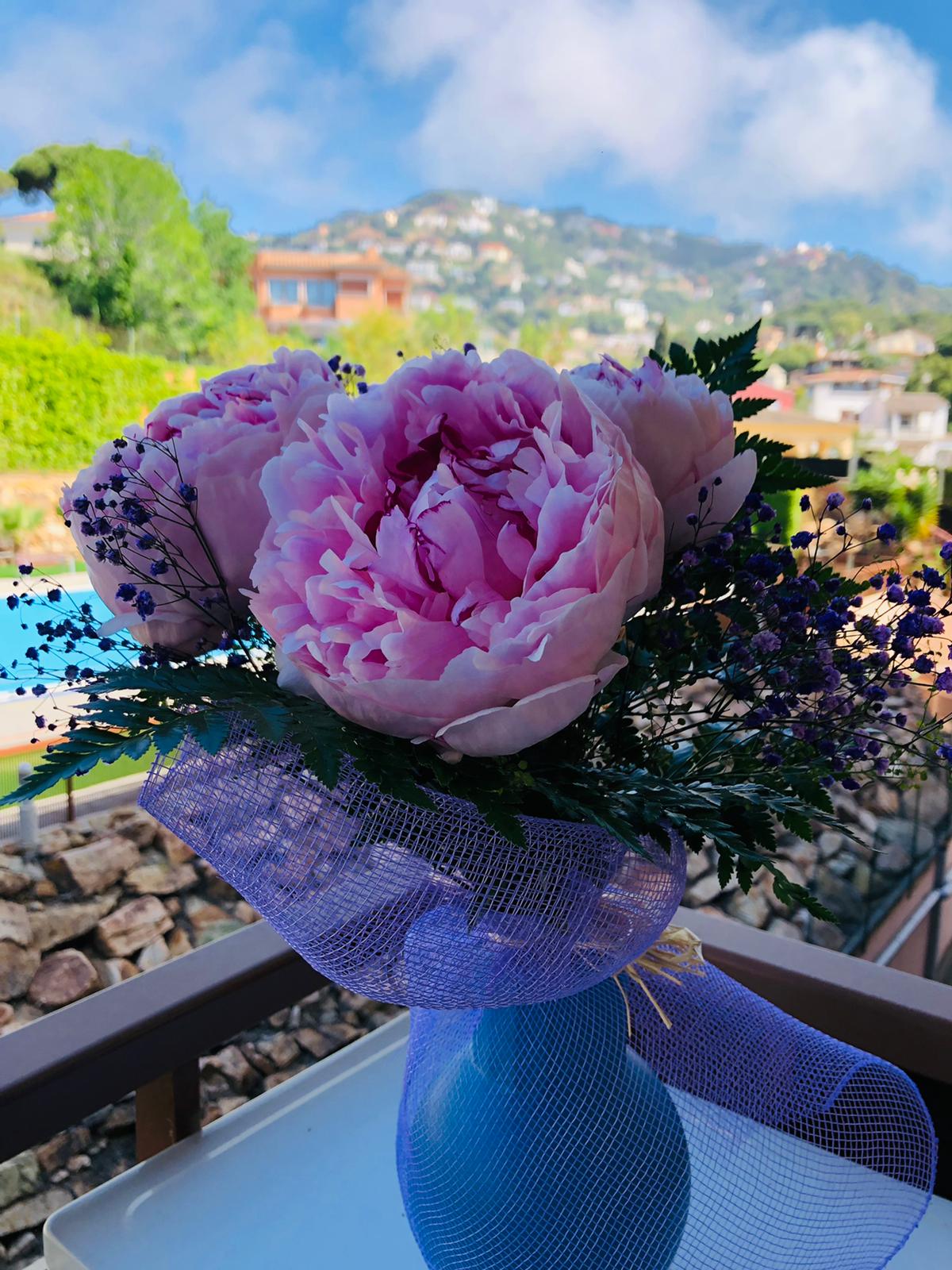 Ramo de peonías rosas con vistas a las colinas de Valldoreix