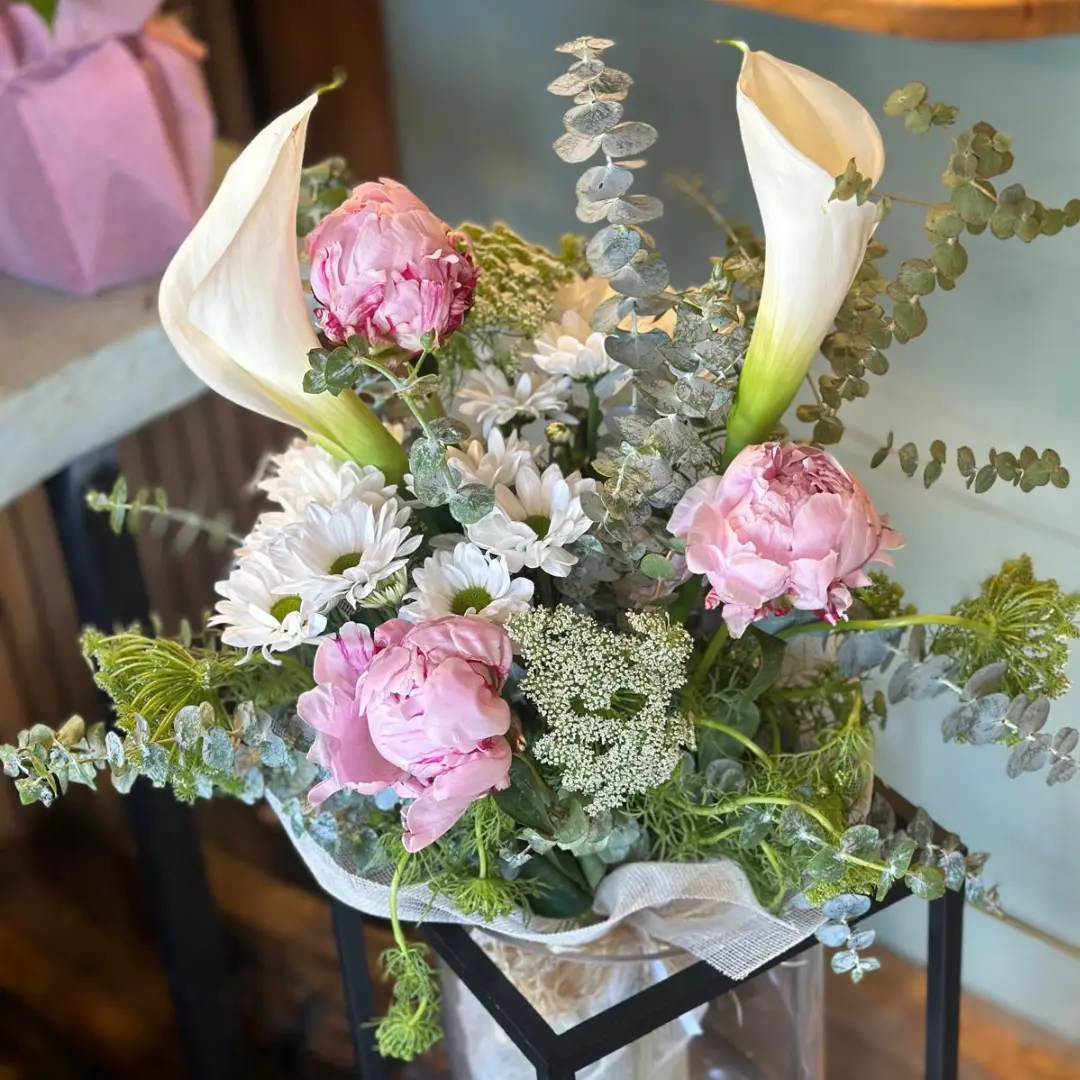 Ramo de calas blancas con peonía rosa y margaritas