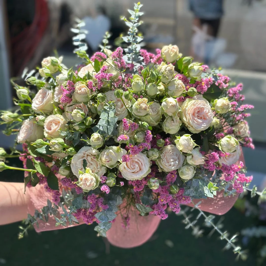 Ramo de flor fresca de temporada con rosas y eucalipto