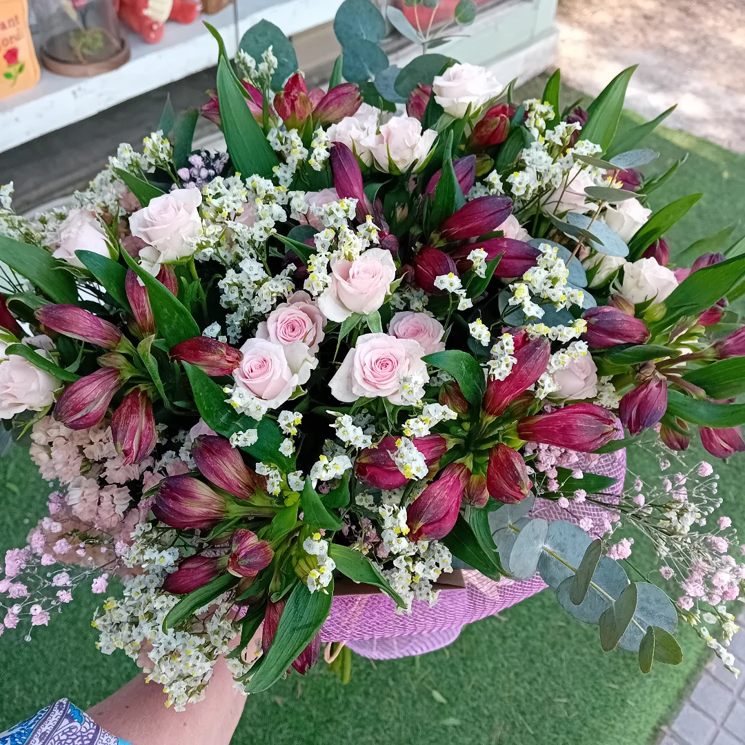 Composición de rosas rosadas y lilium burdeos con paniculata