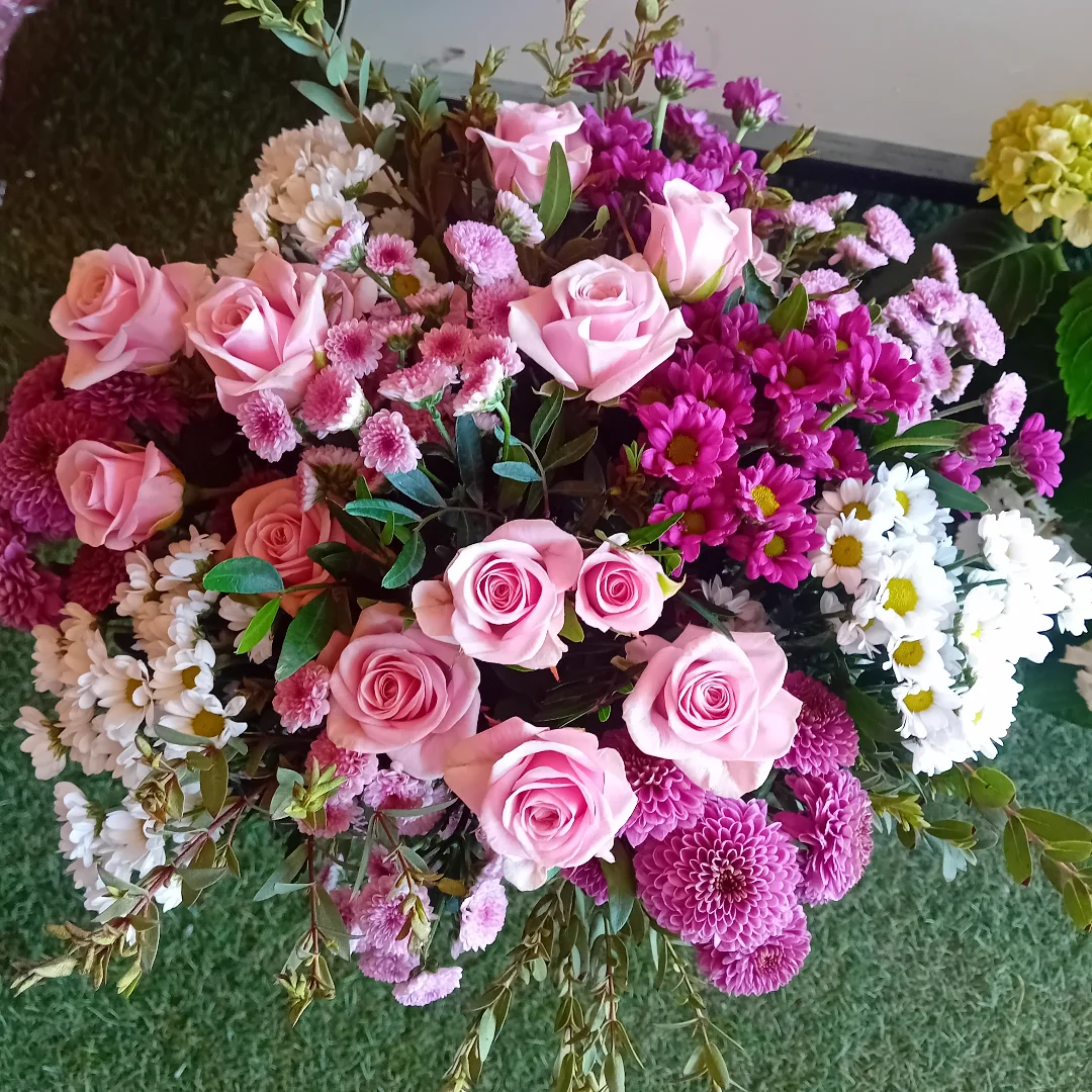 Ramo de rosas rosas y fucsias con margaritas