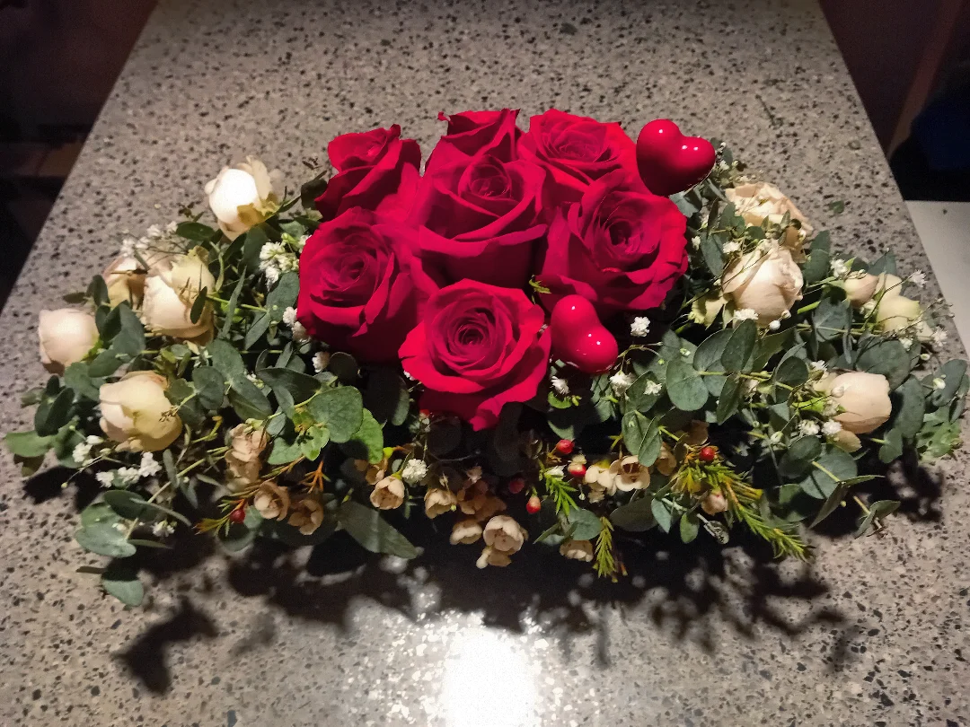 Ramo de rosas rojas con eucalipto