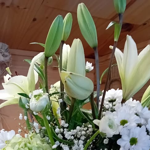 Composición de lirios blancos y flores de temporada para bodas y eventos