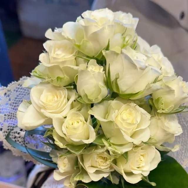 Ramo de novia de rosas blancas con lazo de encaje
